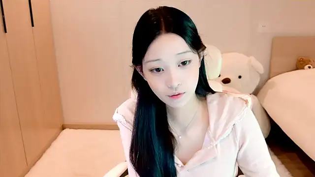 Snapshot of Xueb_J chatting on 12/03/24, 07:32 Xueb J online show from 12/03/24, 07:32