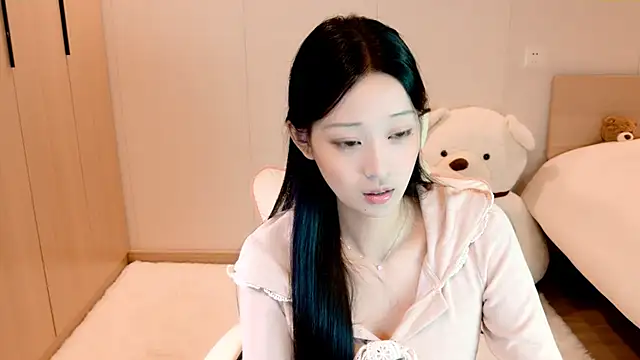 Snapshot of Xueb_J chatting on 12/03/24, 10:39 Xueb J online show from 12/03/24, 10:39