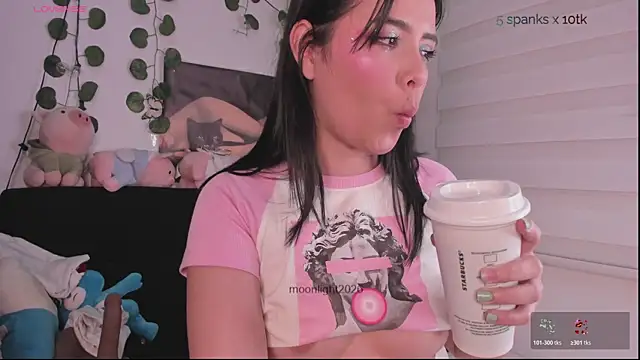 Snapshot of moonliiiight1 chatting on 01/17/26, 12:04 moonliiiight1 online show from 01/17/26, 12:04