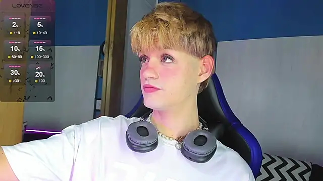 VladHellsing4 online show from 10/23/25, 02:27