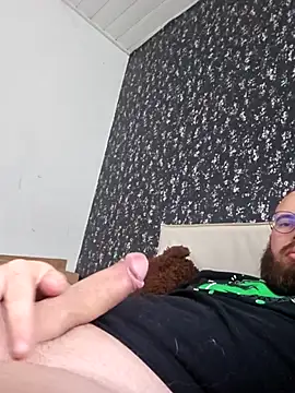 Snapshot of azagoul222 chatting on 11/25/25, 02:17 azagoul222 online show from 11/25/25, 02:17