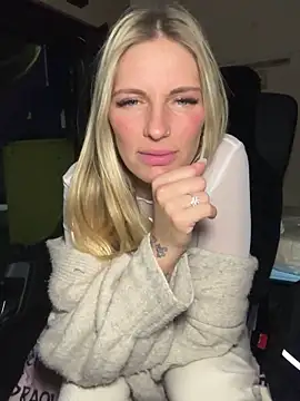 Snapshot of Lydie_off chatting on 01/17/25, 08:33 Lydie off online show from 01/17/25, 08:33
