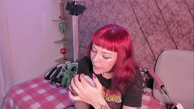 Sarah-Stoner online show from 11/24/25, 09:36