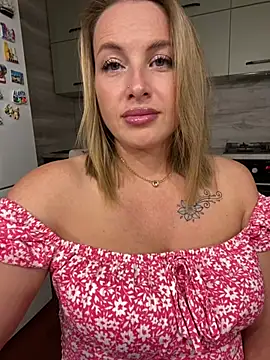 Snapshot of Cute_Hot_Alice chatting on 06/21/26, 07:27 Cute Hot Alice online show from 06/21/26, 07:27