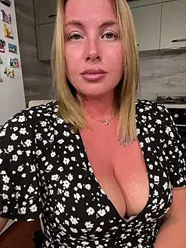 Snapshot of Cute_Hot_Alice chatting on 06/22/26, 08:17 Cute Hot Alice online show from 06/22/26, 08:17