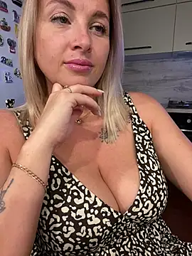 Snapshot of Cute_Hot_Alice chatting on 07/26/26, 07:32 Cute Hot Alice online show from 07/26/26, 07:32