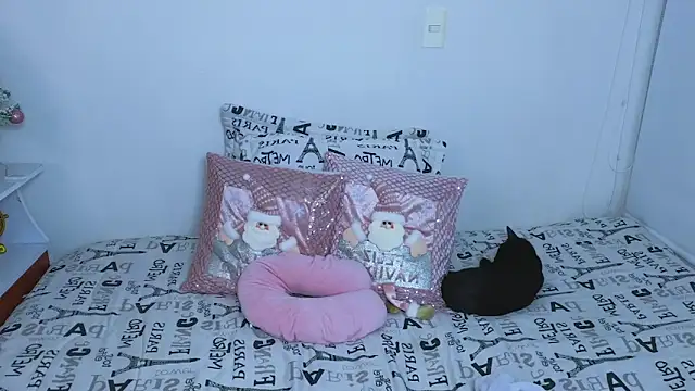 Snapshot of Lorenne_Miller chatting on 12/12/24, 01:43 Lorenne Miller online show from 12/12/24, 01:43