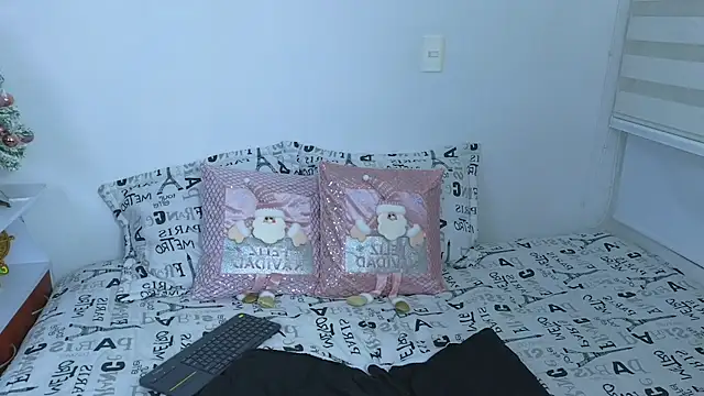 Snapshot of Lorenne_Miller chatting on 12/17/24, 12:45 Lorenne Miller online show from 12/17/24, 12:45