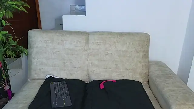 Snapshot of Lorenne_Miller chatting on 10/19/25, 04:57 Lorenne Miller online show from 10/19/25, 04:57