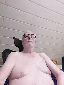 Snapshot of Greyhound70 chatting on 11/07/25, 04:51 Greyhound70 online show from 11/07/25, 04:51