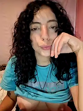 Snapshot of Sweet-diamondxxx chatting on 10/23/25, 05:33 Sweet-diamondxxx online show from 10/23/25, 05:33