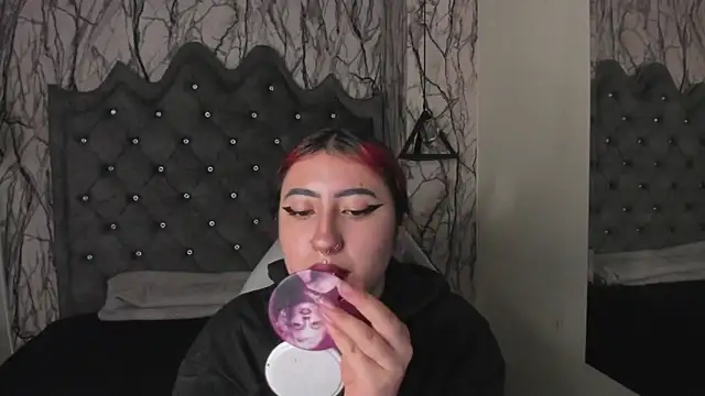 larissa01  online show from 03/05/25, 03:29