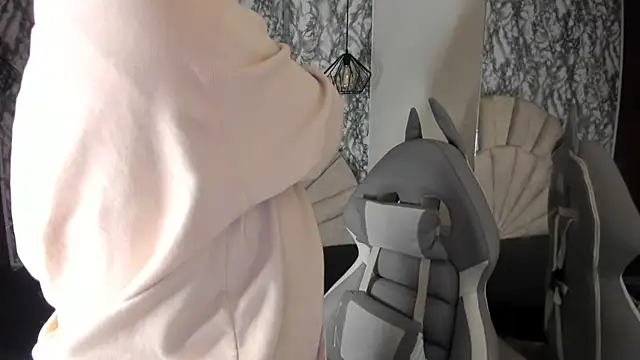 larissa01  online show from 03/17/25, 11:00