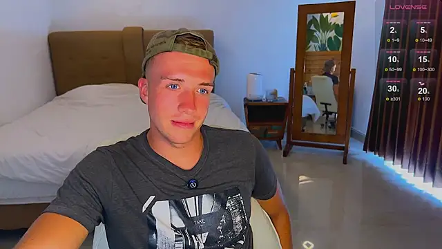 Snapshot of tommy_cumfinger chatting on 09/20/25, 04:35 tommy cumfinger online show from 09/20/25, 04:35