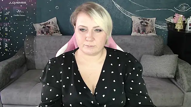 Snapshot of CuteHanna chatting on 12/23/25, 10:24 CuteHanna online show from 12/23/25, 10:24