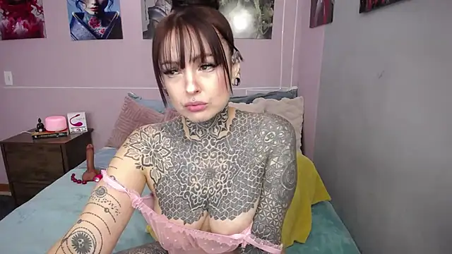 Snapshot of LolaRouse chatting on 01/12/26, 08:47 LolaRouse online show from 01/12/26, 08:47