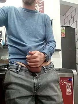 Snapshot of PublicNoFace chatting on 01/22/25, 12:38 PublicNoFace online show from 01/22/25, 12:38