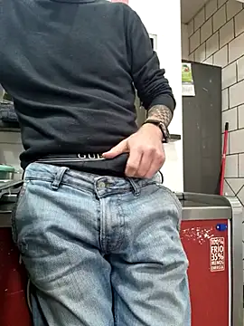 Snapshot of PublicNoFace chatting on 03/11/25, 11:23 PublicNoFace online show from 03/11/25, 11:23