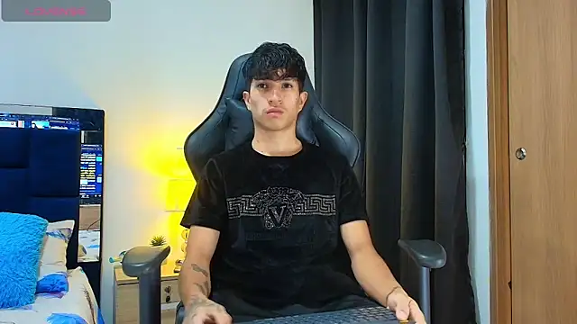 Snapshot of _CamiloBass chatting on 04/19/26, 01:16 CamiloBass online show from 04/19/26, 01:16