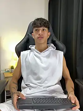Snapshot of _CamiloBass chatting on 05/17/26, 06:37 CamiloBass online show from 05/17/26, 06:37