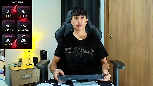 Snapshot of _CamiloBass chatting on 05/19/26, 12:49 CamiloBass online show from 05/19/26, 12:49