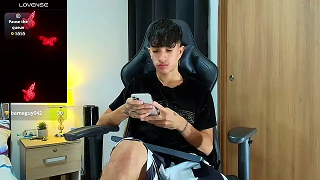 Snapshot of _CamiloBass chatting on 05/19/26, 01:56 CamiloBass online show from 05/19/26, 01:56