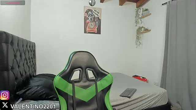 Snapshot of Valentino_Xander chatting on 10/10/25, 12:31 Valentino Xander online show from 10/10/25, 12:31
