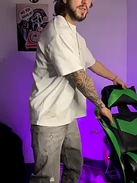 Snapshot of Valentino_Xander chatting on 01/07/26, 01:19 Valentino Xander online show from 01/07/26, 01:19