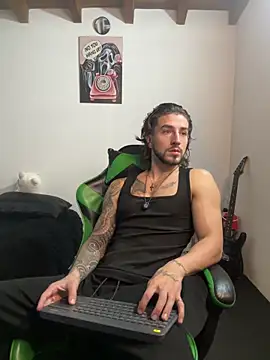 Snapshot of Valentino_Xander chatting on 01/19/26, 03:43 Valentino Xander online show from 01/19/26, 03:43