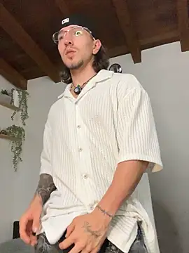 Snapshot of Valentino_Xander chatting on 03/12/26, 04:51 Valentino Xander online show from 03/12/26, 04:51