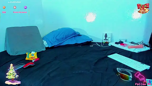 Snapshot of Piggy_Eddy chatting on 12/23/25, 01:47 Piggy Eddy online show from 12/23/25, 01:47