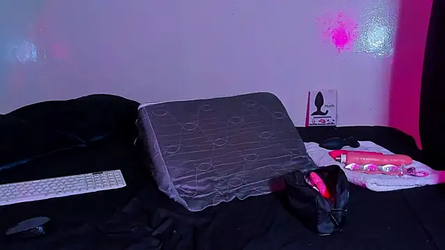 Snapshot of Piggy_Eddy chatting on 03/18/26, 01:42 Piggy Eddy online show from 03/18/26, 01:42