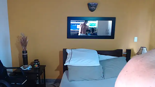 Snapshot of SaraandJuanDP chatting on 02/23/25, 09:26 SaraandJuanDP online show from 02/23/25, 09:26