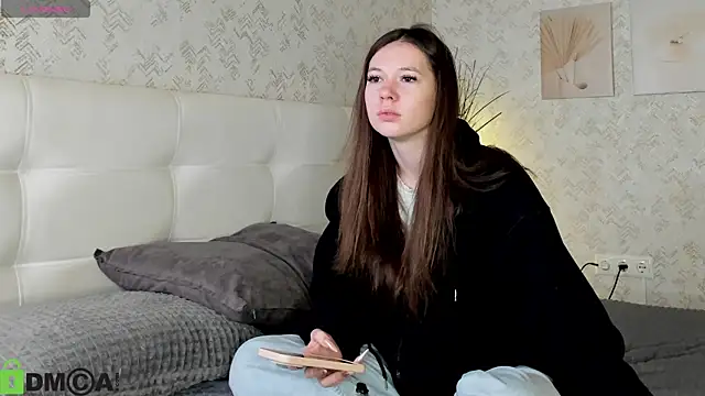 Nicole Charm online show from 09/22/25, 08:00