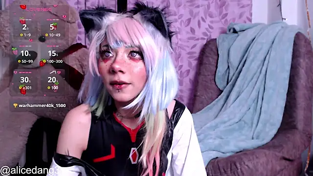 Snapshot of Alicedangerrr chatting on 02/19/25, 01:51 Alicedangerrr online show from 02/19/25, 01:51