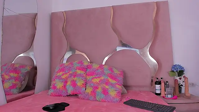 Snapshot of MaiteHT chatting on 11/18/25, 09:08 MaiteHT online show from 11/18/25, 09:08