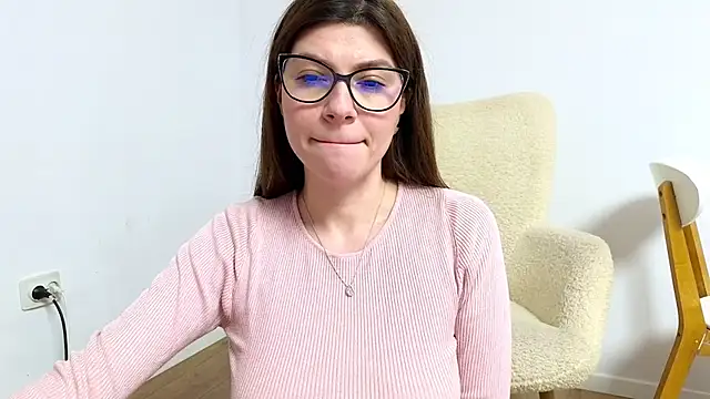 Snapshot of Jullyenn3 chatting on 03/19/25, 06:01 Jullyenn3 online show from 03/19/25, 06:01