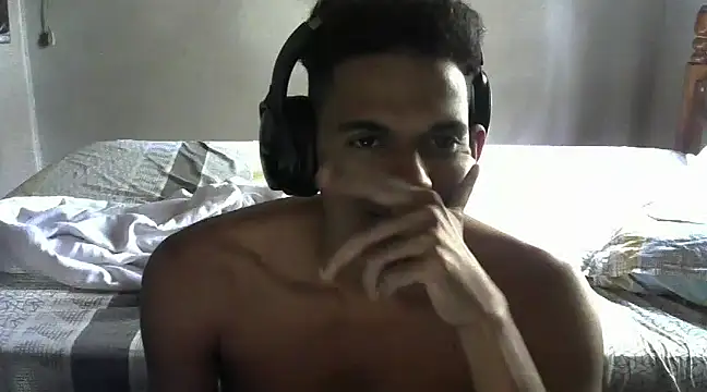 Snapshot of RenziTatte chatting on 12/12/24, 01:39 RenziTatte online show from 12/12/24, 01:39