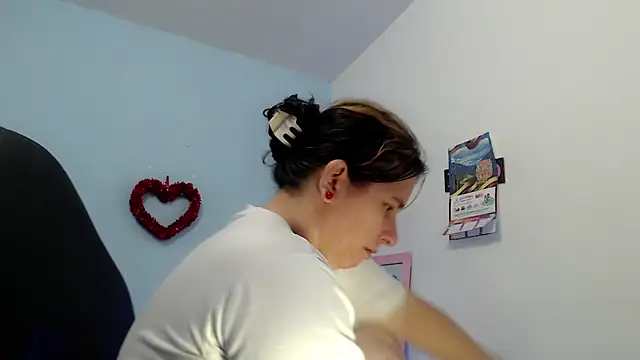 Snapshot of victoria_jones chatting on 03/21/26, 01:26 victoria jones online show from 03/21/26, 01:26