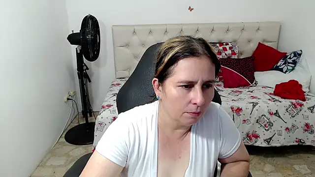 Snapshot of victoria_jones chatting on 04/06/26, 02:18 victoria jones online show from 04/06/26, 02:18