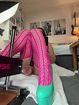 Snapshot of FoxyandTed chatting on 12/19/25, 05:09 FoxyandTed online show from 12/19/25, 05:09