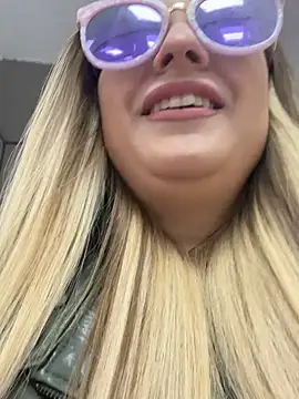 Snapshot of OlgaBuzzz chatting on 03/05/25, 08:54 OlgaBuzzz online show from 03/05/25, 08:54