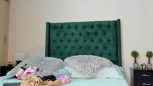 Snapshot of Orianaa_Kade chatting on 12/05/24, 01:49 Orianaa Kade online show from 12/05/24, 01:49