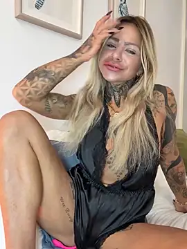 Snapshot of Divina_X_ chatting on 10/31/25, 03:51 Divina X  online show from 10/31/25, 03:51