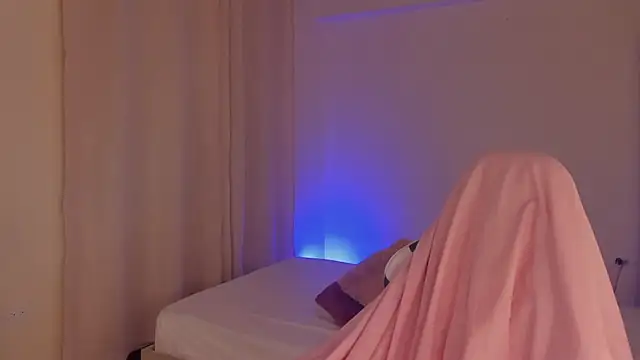 Snapshot of SavannahWildee chatting on 02/11/25, 06:44 SavannahWildee online show from 02/11/25, 06:44