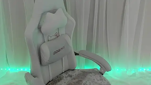 Snapshot of PorchaPlay chatting on 02/01/25, 02:16 PorchaPlay online show from 02/01/25, 02:16