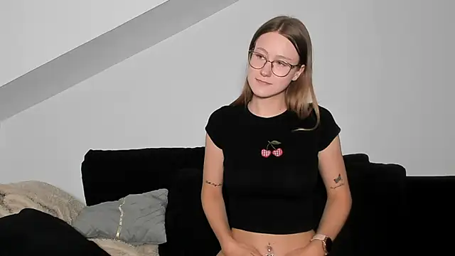 Snapshot of laurasommer chatting on 05/19/26, 02:12 laurasommer online show from 05/19/26, 02:12