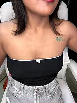 Snapshot of LeisyXO chatting on 12/03/24, 12:57 LeisyXO online show from 12/03/24, 12:57