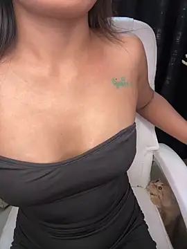 Snapshot of LeisyXO chatting on 01/08/25, 01:00 LeisyXO online show from 01/08/25, 01:00