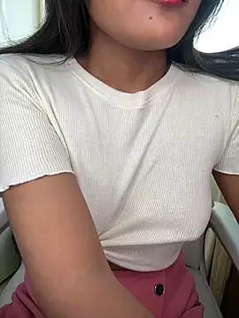 Snapshot of LeisyXO chatting on 02/02/25, 04:48 LeisyXO online show from 02/02/25, 04:48